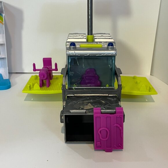 The Grossery Gang Muck Chuck Garbage Truck + Yucky Mart W Checkout Playset - Picture 7 of 15